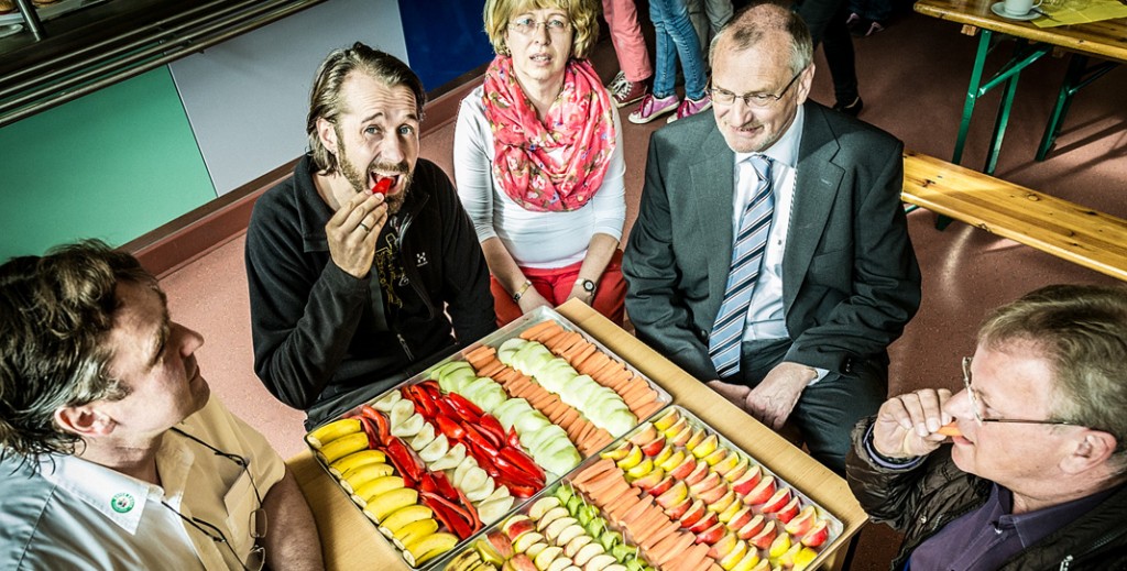 Die Jury des Pro-Regio-Preis überzeugte sich mit dem Vorstand des Guter Zweck e.V. bei der Preisverleihung selbst vom "Gesunden Frühstück"." title="Die Jury des Pro-Regio-Preis überzeugte sich mit dem Vorstand des Guter Zweck e.V. bei der Preisverleihung selbst vom "Gesunden Frühstück".