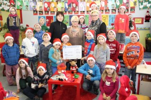 Frauenflohmarkt_2013 Susanne Werthen (links) und Heike Czarnyan (rechts) vom Guter Zweck e.V. nahmen gemeinsam mit den Schülerinnen und Schüler der Grundschule die Spende von Margarate Culand entgegen.